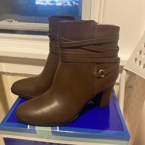 White Mountain Teaser Heeled booties NWT